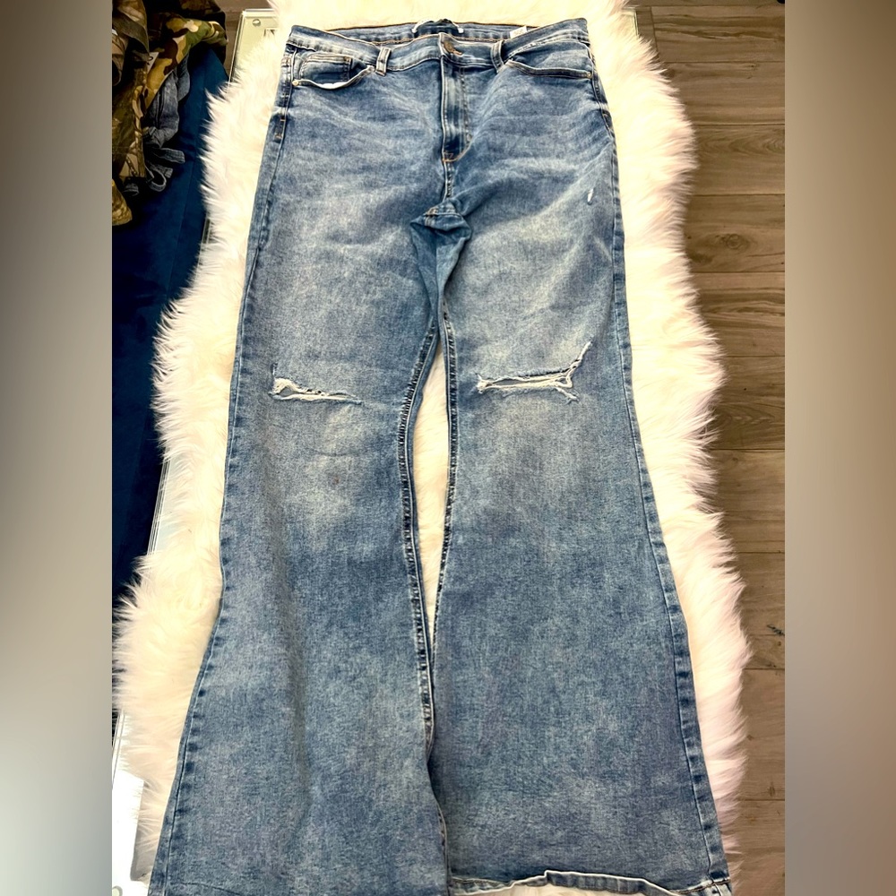Celebrity Pink jeans. Flare fit & distressed. Size 17/33, inseam 32.